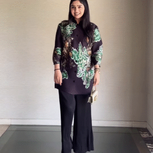 Women’s Green Floral Long Top with Black Wide-Leg Pants & Beige Sling Bag – Indo-Western Streetwear Ensemble for Everyday Styling